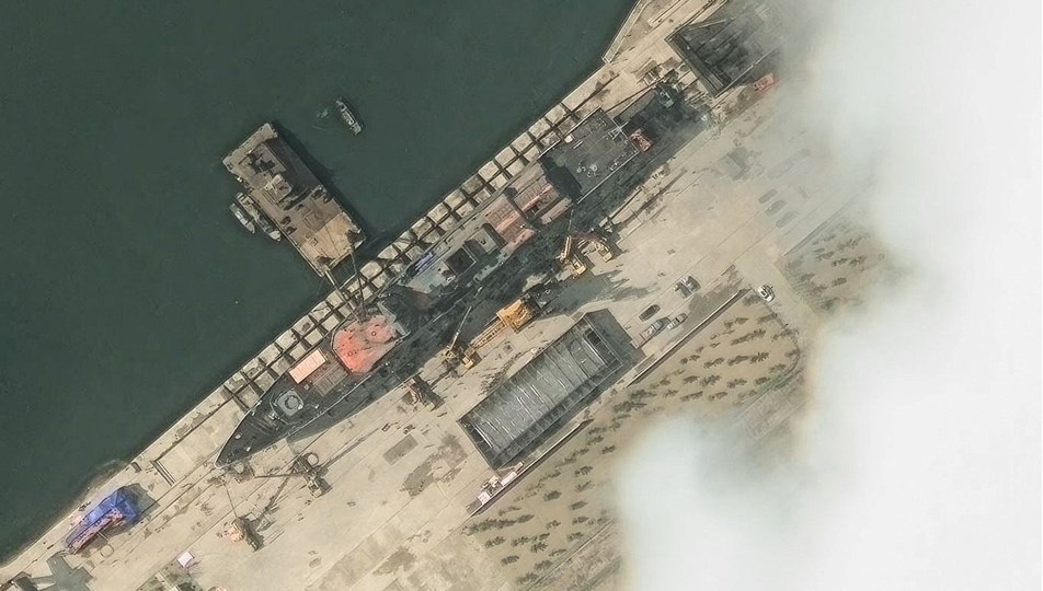 Kuzey Kore'de savaş gemisi suya indirilirken kızağından düştü