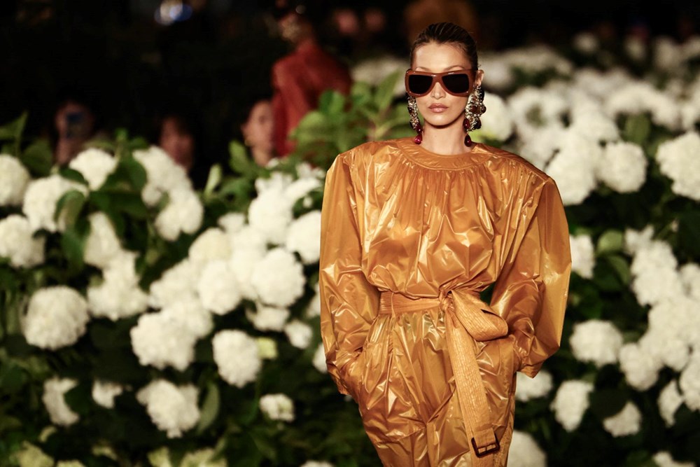 Bella Hadid geri döndü: Tedavi sonrası Paris Moda Haftası'nda podyumda - 5