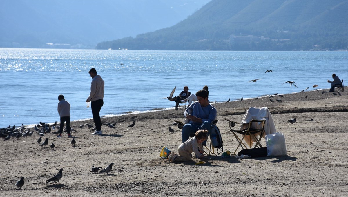 Muğla'da güneşli hava sahilleri hareketlendirdi Muğla'da güneşli hava sahilleri hareketlendirdi