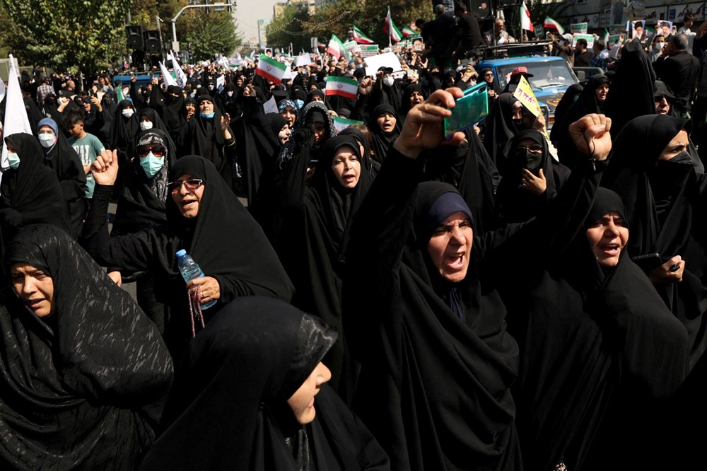 İran'da bir kadın daha öldürüldü: Protestoların sembollerinden Hadis Necefi kurşunların hedefi oldu - 8