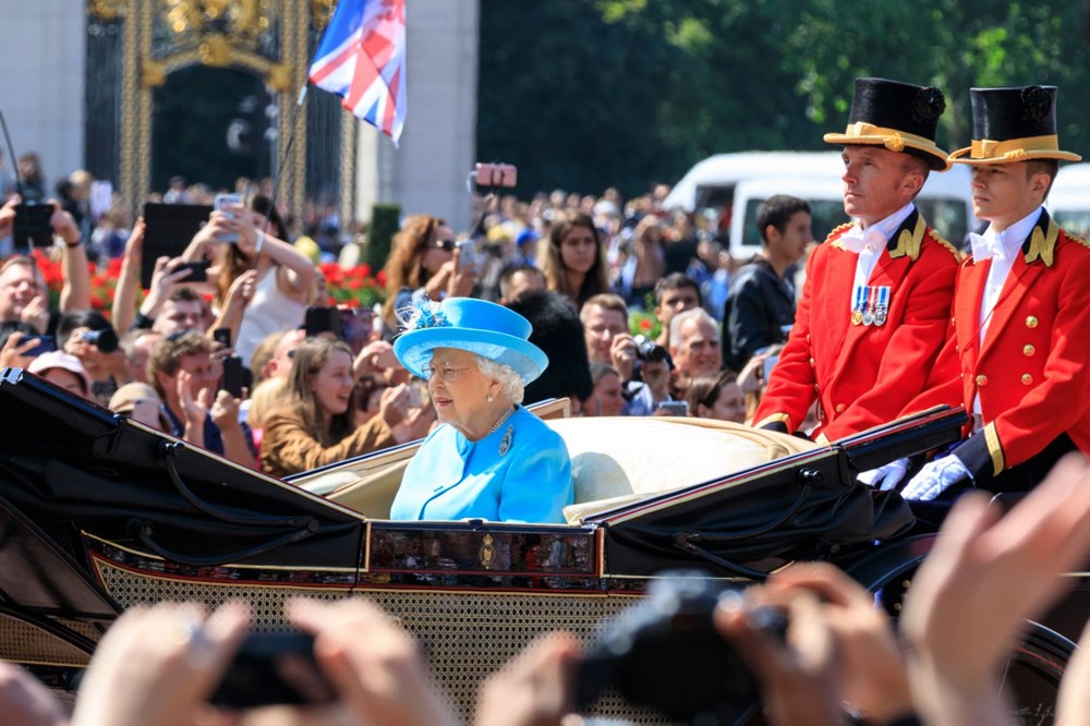 Kraliçe 2. Elizabeth için resmi geçit (Trooping The Colour) sadece 20 dakika sürecek (94. doğum günü) - 3