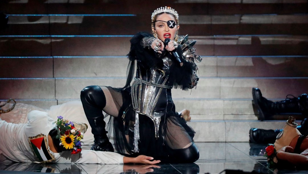 Madonna sahne performansı yüzünden neredeyse tutuklanacaktı
