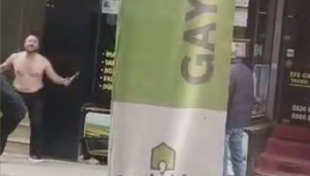 Kesici aletle sokak ortasında kendine zarar vermeye kalktı