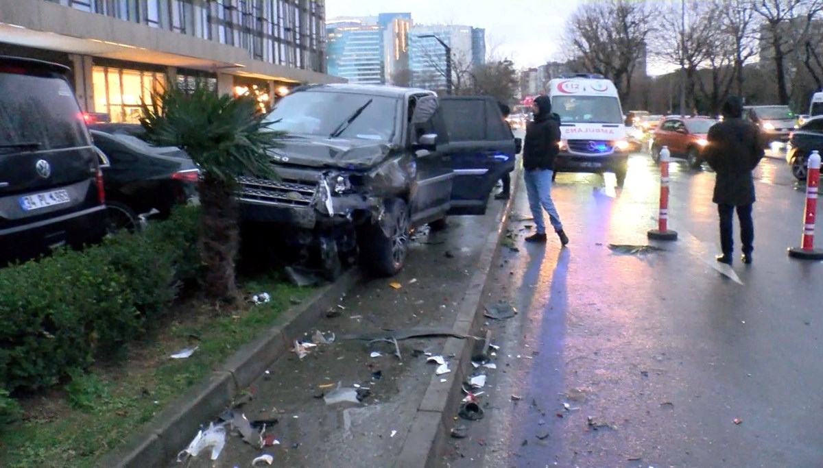 Bakırköy’de 5 aracın karıştığı kaza: Cip sürücüsü gözaltında