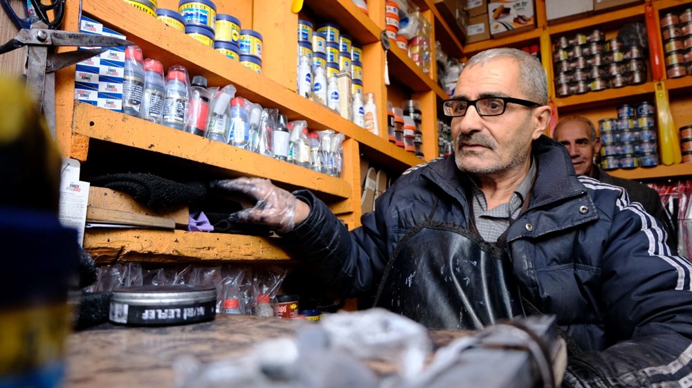 Bedensel engelli baba, ayakkabı boyacılığı yaparak 7 çocuğunu büyüttü - 1