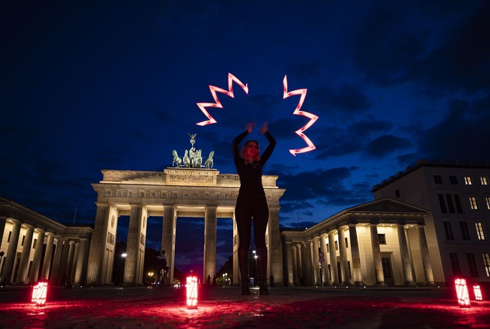Almanya'da ışık gösterisiyle corona virüs protestosu - 8