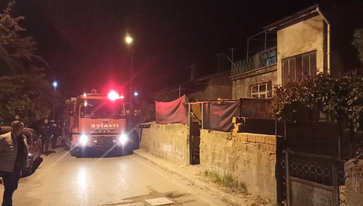 Askerden izne geldi, arkadaşlarıyla oturduğu ev yandı Askerden izne geldi, arkadaşlarıyla oturduğu ev yandı