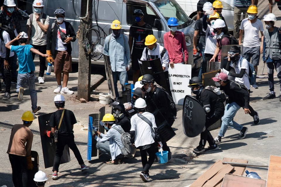 Myanmar'da protestocular, güvenlik güçlerinin kanlı müdahalesine rağmen sokaklara döküldü - 2