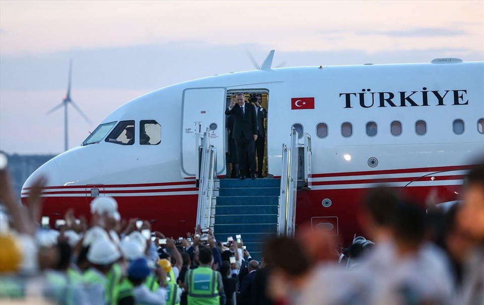Cumhurbaşkanı Erdoğan'ı taşıyan uçak 3. havalimanına indi - 1