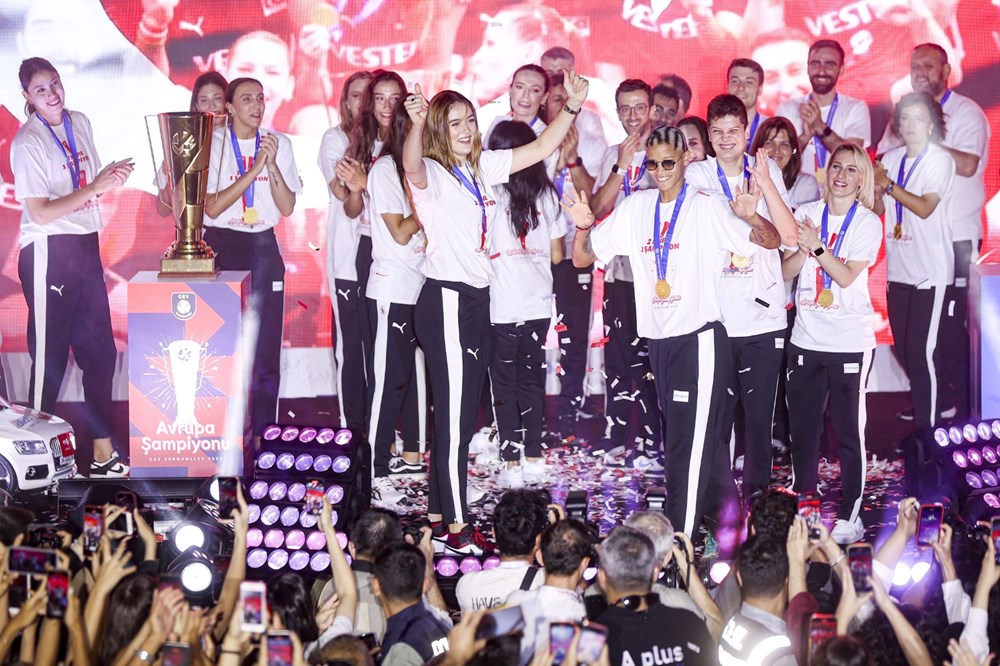 Galataport'ta şampiyonluk kutlaması | Filenin Sultanları tarihi zaferi vatandaşlarla kutladı - 7