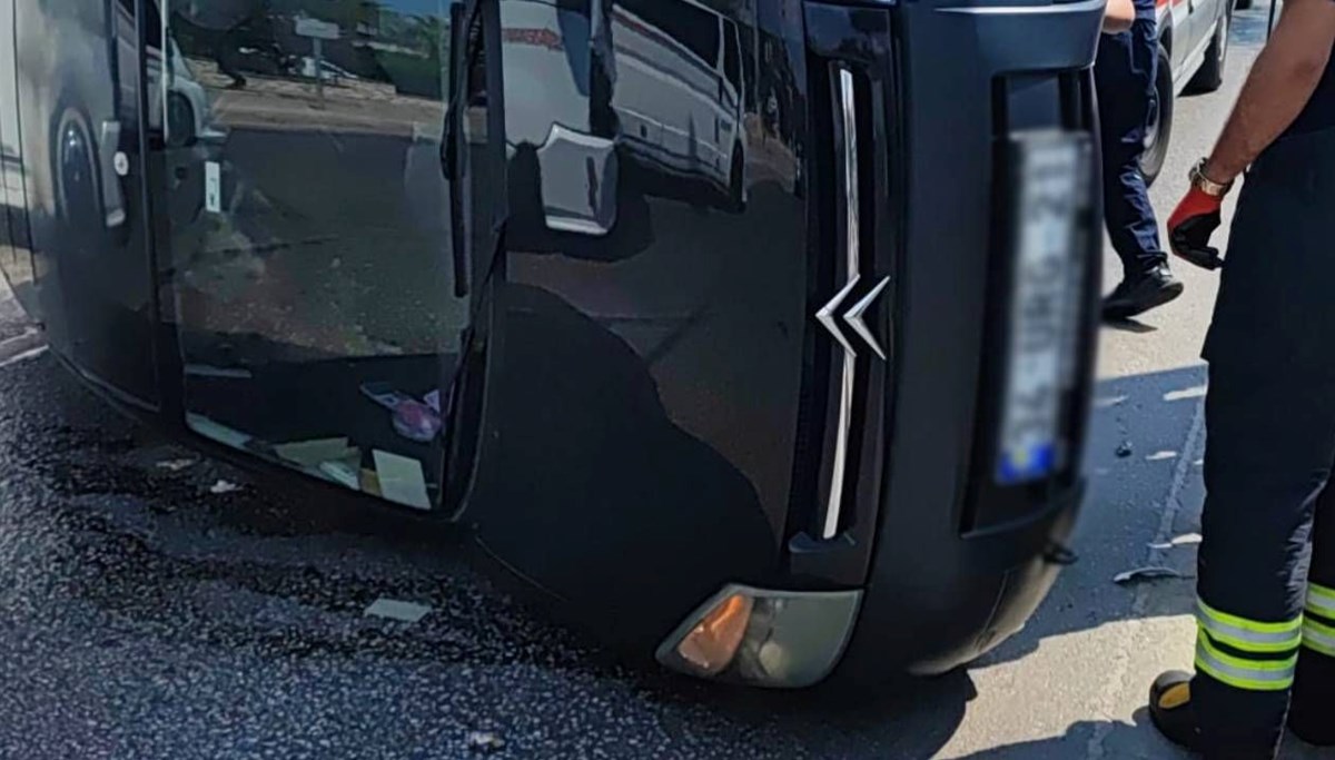 Adana'da hafif ticari araç devrildi