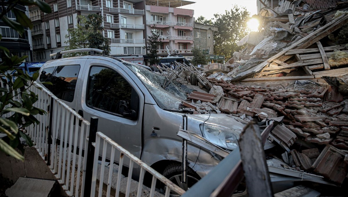 Sındırgı'da yıkılan binayla ilgili iki gözaltı