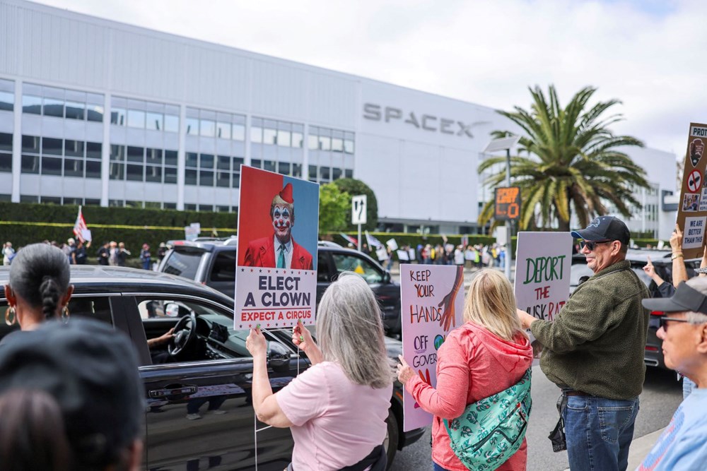 SpaceX ve Tesla önünde Elon Musk protestosu: Trump yönetimindeki rolüne tepki - 6