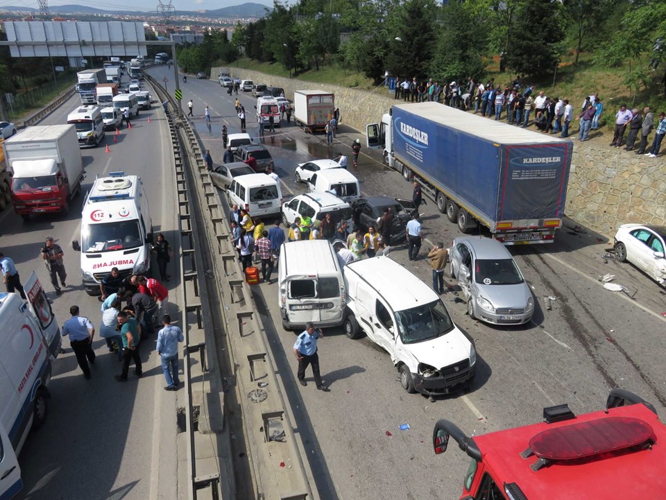 İstanbul'da TIR faciası: 1 kişi öldü, çok sayıda kişi yaralandı - 2