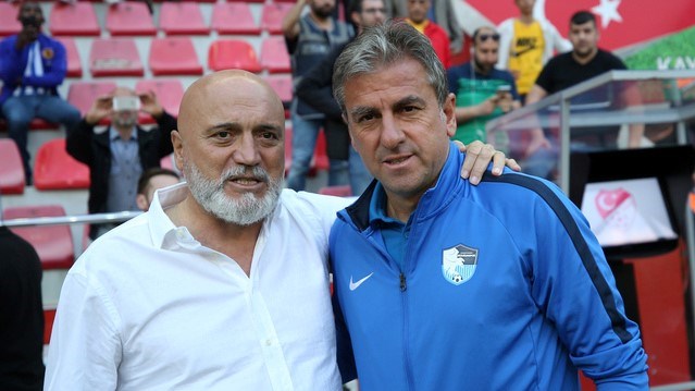 Teknik direktörler Hamza Hamzaoğlu ve Hikmet Karaman