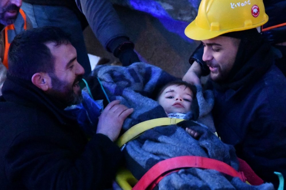 Enkaz altındakiler için zamana karşı yarış - 17