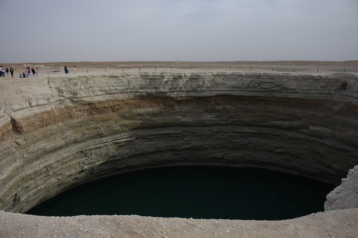 Derveze yakınlarındaki su dolu bir başka krater Derveze yakınlarındaki su dolu bir başka krater