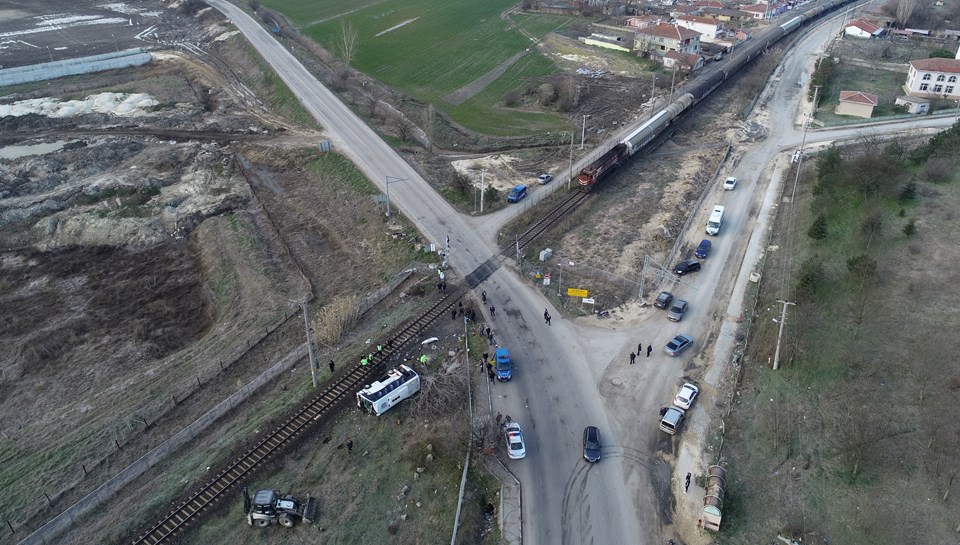 Kırklareli'nde yolcu treninin işçi servisine çarpması sonucu 27 kişi yaralandı - 1
