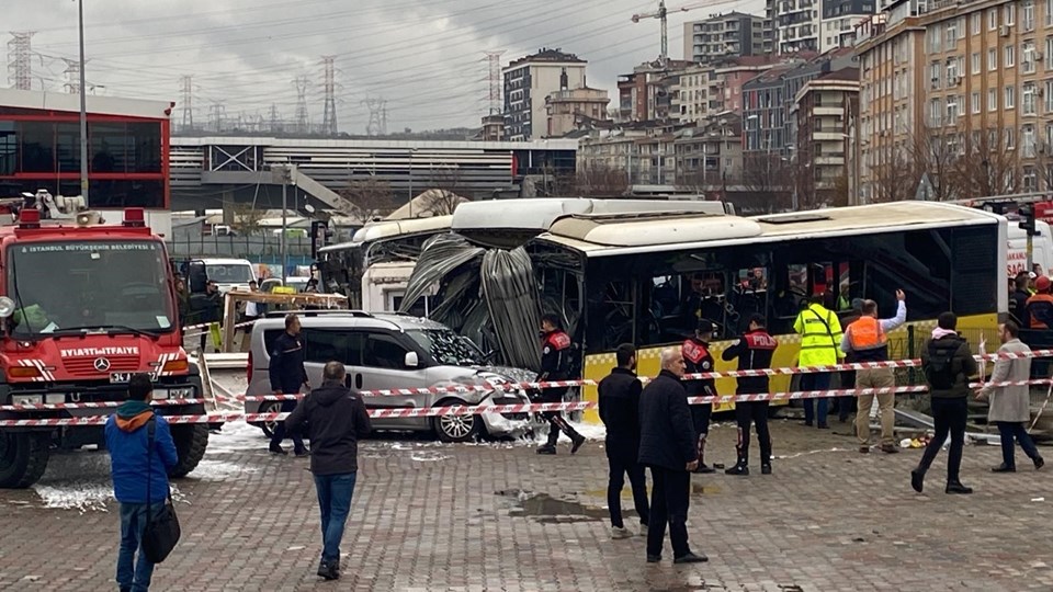 İstanbul'da tramvay ile İETT otobüsü çarpıştı: 33 yaralı - 1