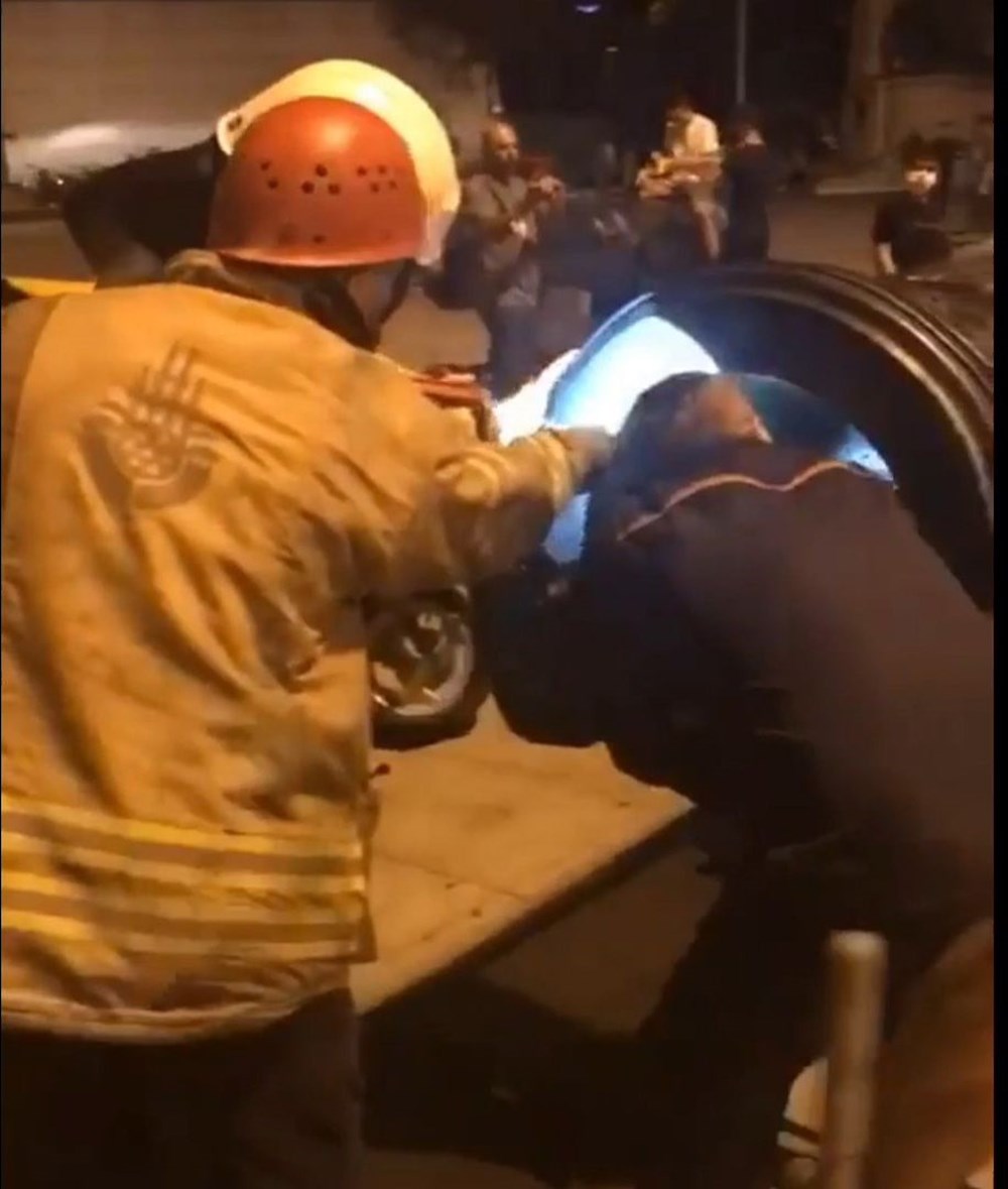 Fotoğraf çektirmek için girdiği tarihi topun içinden çıkamadı - 1
