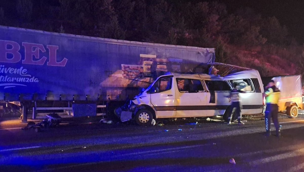 Minibüs TIR'a çarptı: 3 ölü, 16 yaralı