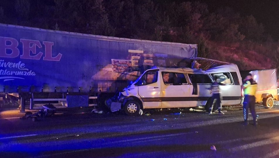 Tarım işçilerini taşıyan minibüs TIR'a çarptı: 3 kişi öldü, 16 kişi yaralandı