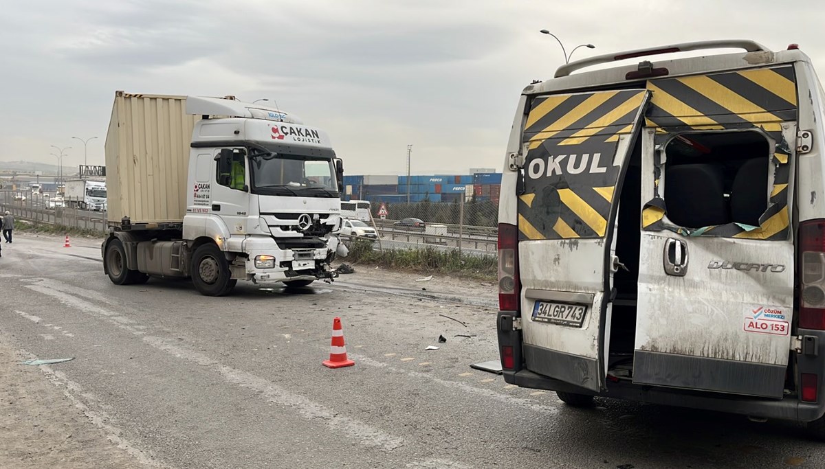 Gebze'de minibüsle TIR çarpıştı: Yaralılar var