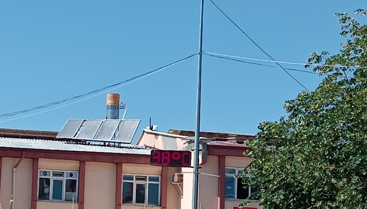 Gündüz saatlerinde dışarı çıkmıyorlar! Aşırı sıcaklar o ilçeyi bunalttı Gündüz saatlerinde dışarı çıkmıyorlar! Aşırı sıcaklar o ilçeyi bunalttı