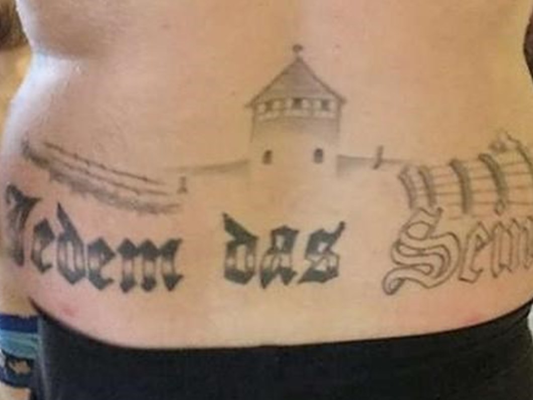 almanya da vucuduna toplama kampi silueti dovmesi yaptiran kisiye ceza ntv