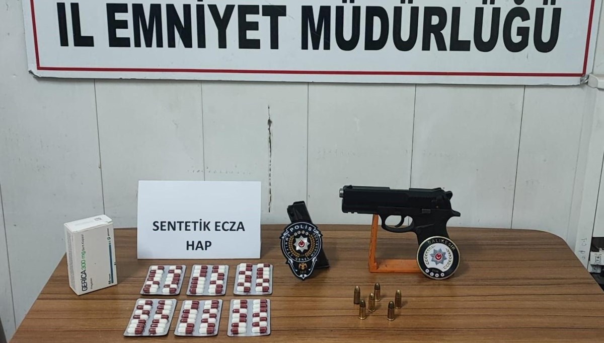 'Dur' ihtarına uymayarak kaçan 2 motosikletli uyuşturucu ve silahla yakalandı