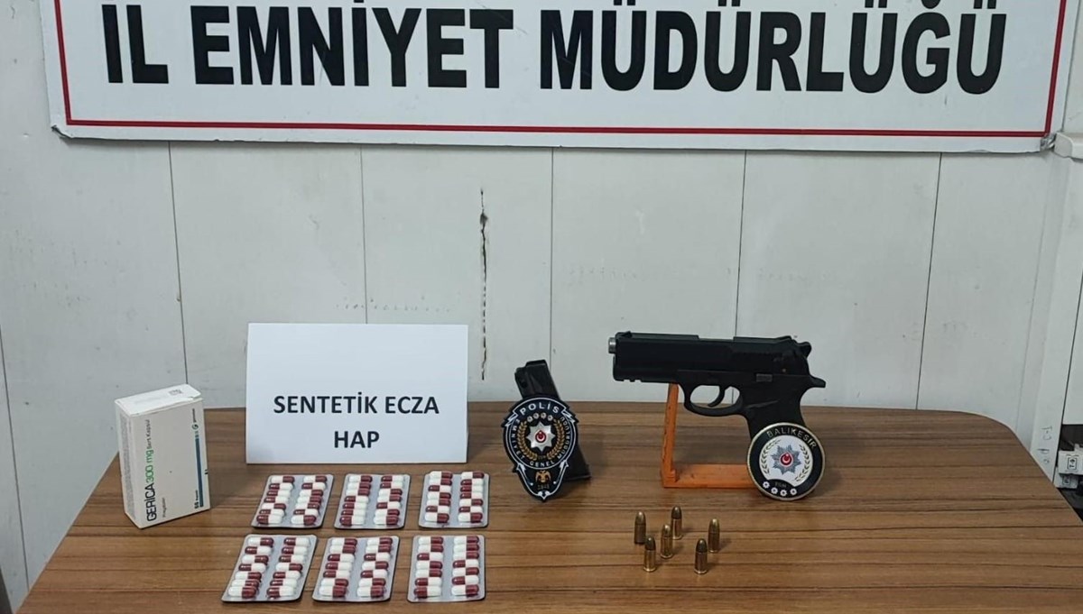 'Dur' ihtarına uymayarak kaçan 2 motosikletli uyuşturucu ve silahla yakalandı 'Dur' ihtarına uymayarak kaçan 2 motosikletli uyuşturucu ve silahla yakalandı