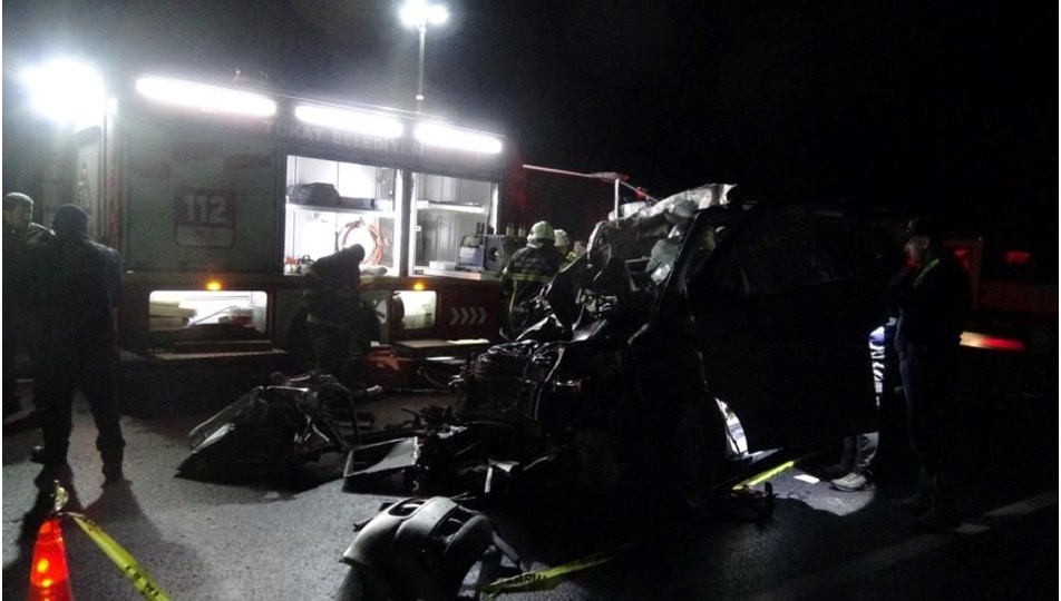 Tokat'ta katliam gibi kaza | Minibüs, kamyona çarptı: 5 ölü