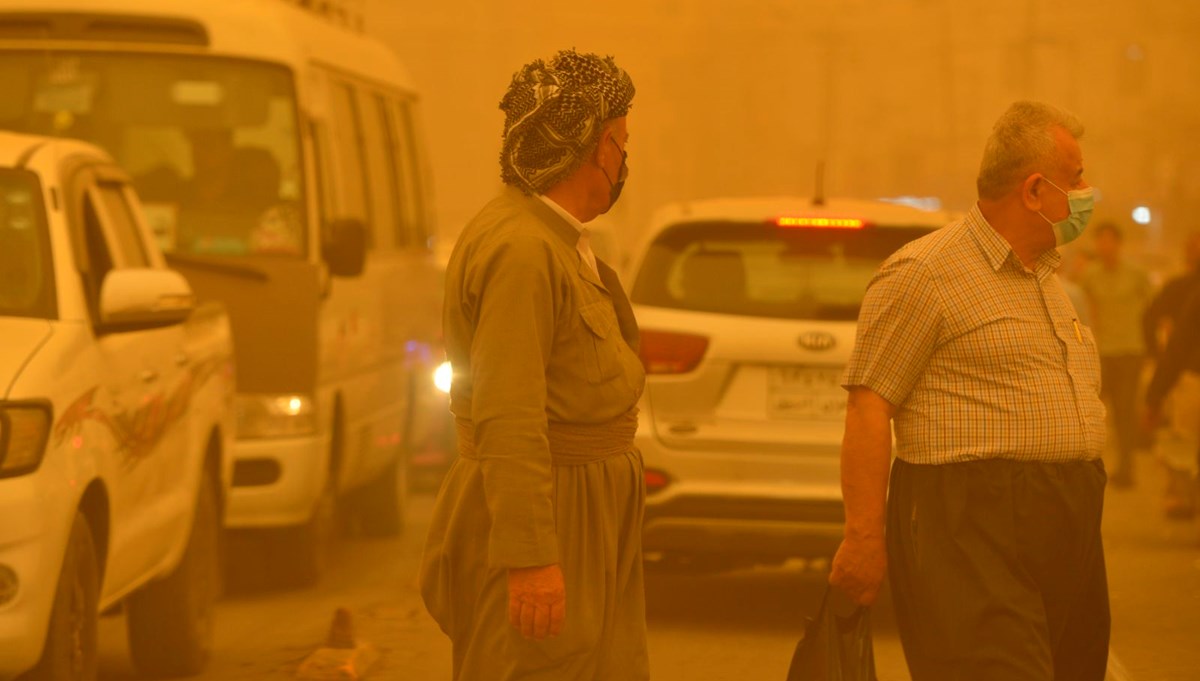 Irak'ta kum fırtınası etkili oldu: 90 kişi boğulma tehlikesi geçirdi