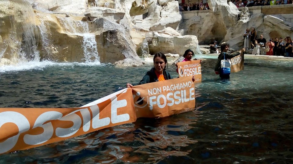 İklim aktivistleri Roma'da: Tarihi Trevi Çeşmesi'nde boyalı protesto eylemi - 1