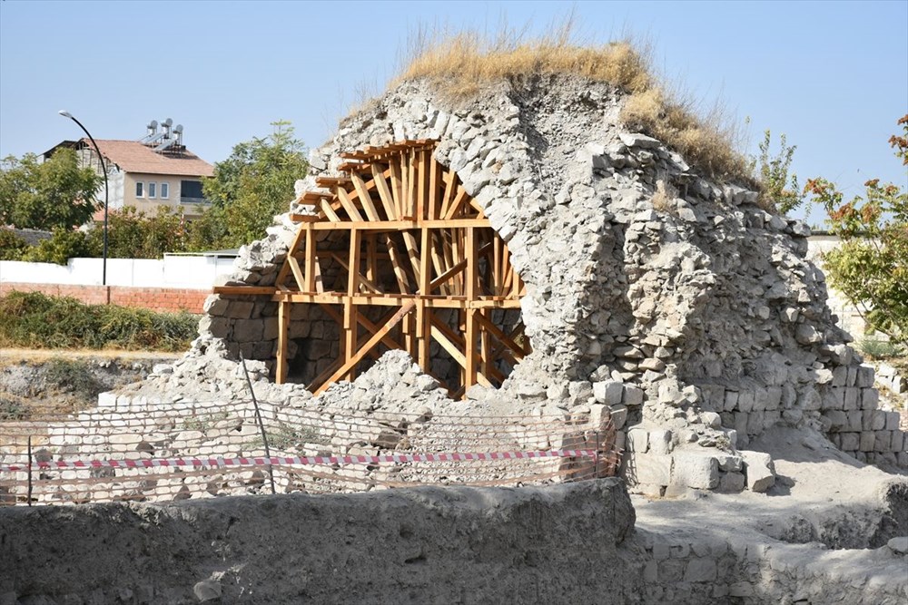 Malatya'daki Şahabiyye-i Kübra Medresesi'nde çini parçalarına rastlandı - 10