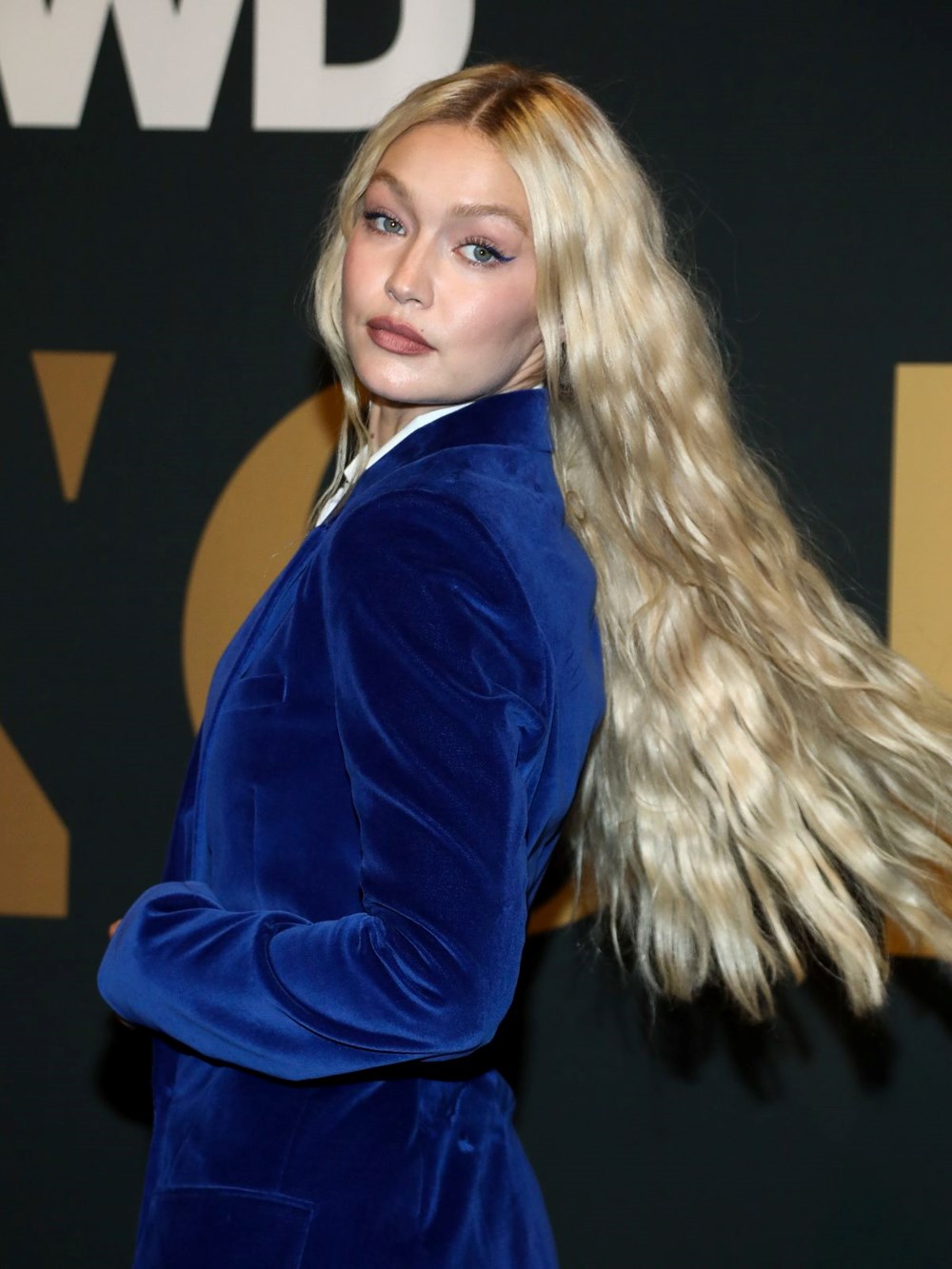 Gigi Hadid'in stiline sonbahar güncellemesi: Kadife takım elbise - 3