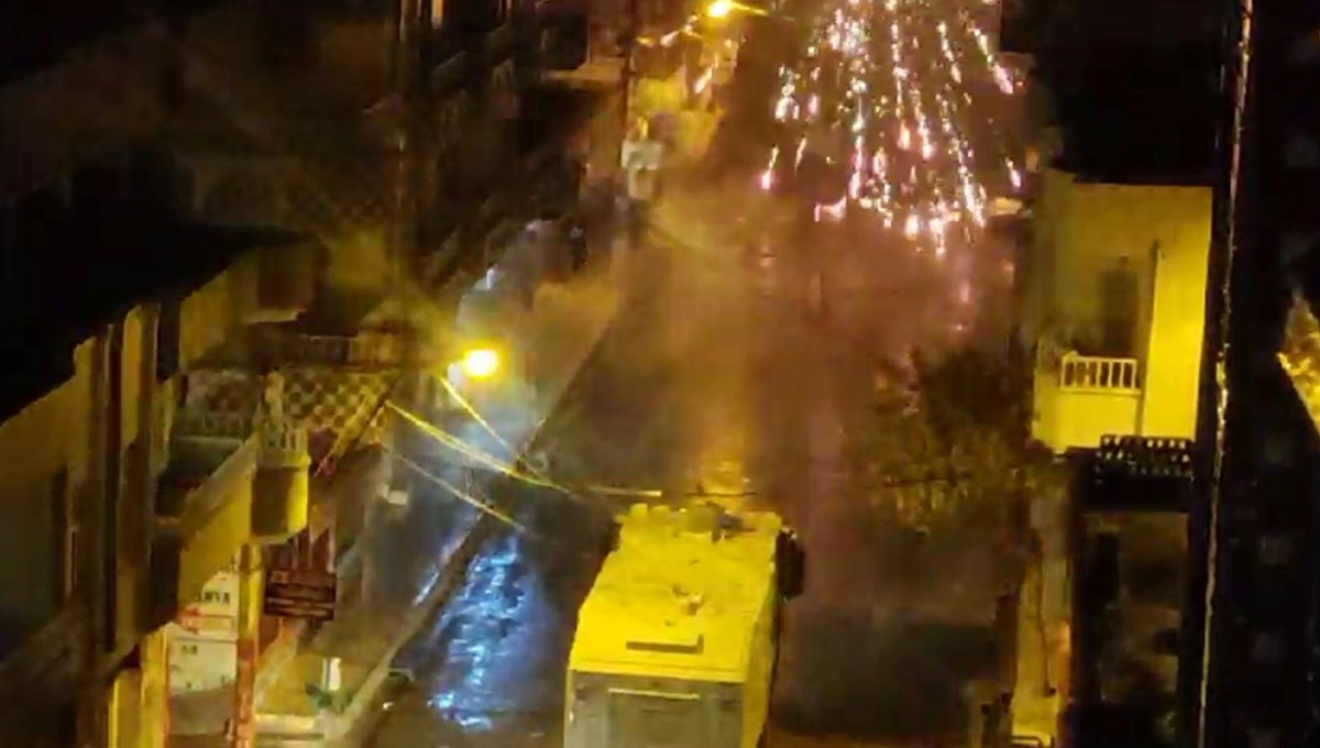 Derbi sonrası yol kapatan gruba polis müdahalesi Derbi sonrası yol kapatan gruba polis müdahalesi
