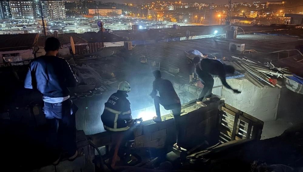 Hatay Kırıkhan'da konteyner yangını