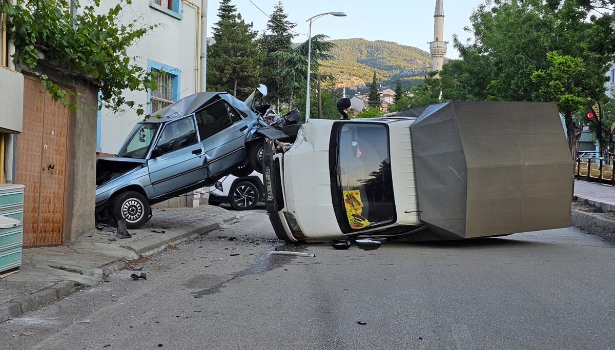 Park halindeki arabaya çarptı