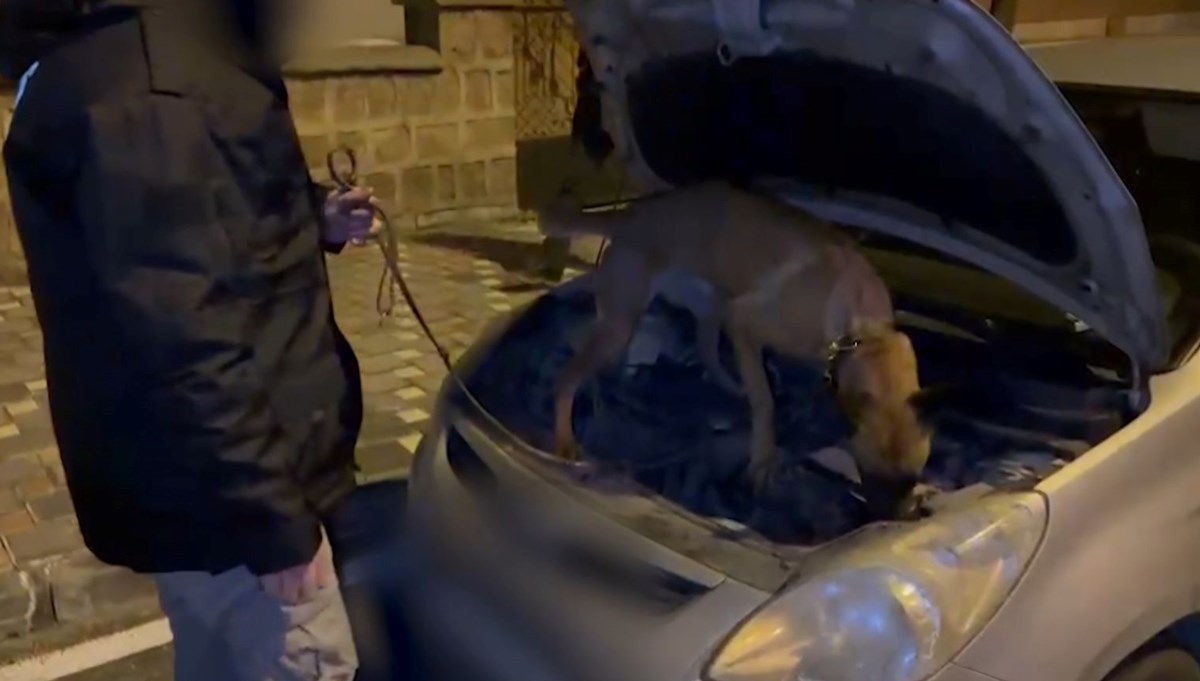 Otomobilin hava filtresinin altından uyuşturucu çıktı Otomobilin hava filtresinin altından uyuşturucu çıktı