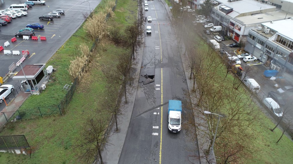 İstanbul'da su borusu patladı, moto kurye açılan çukura düştü - 8