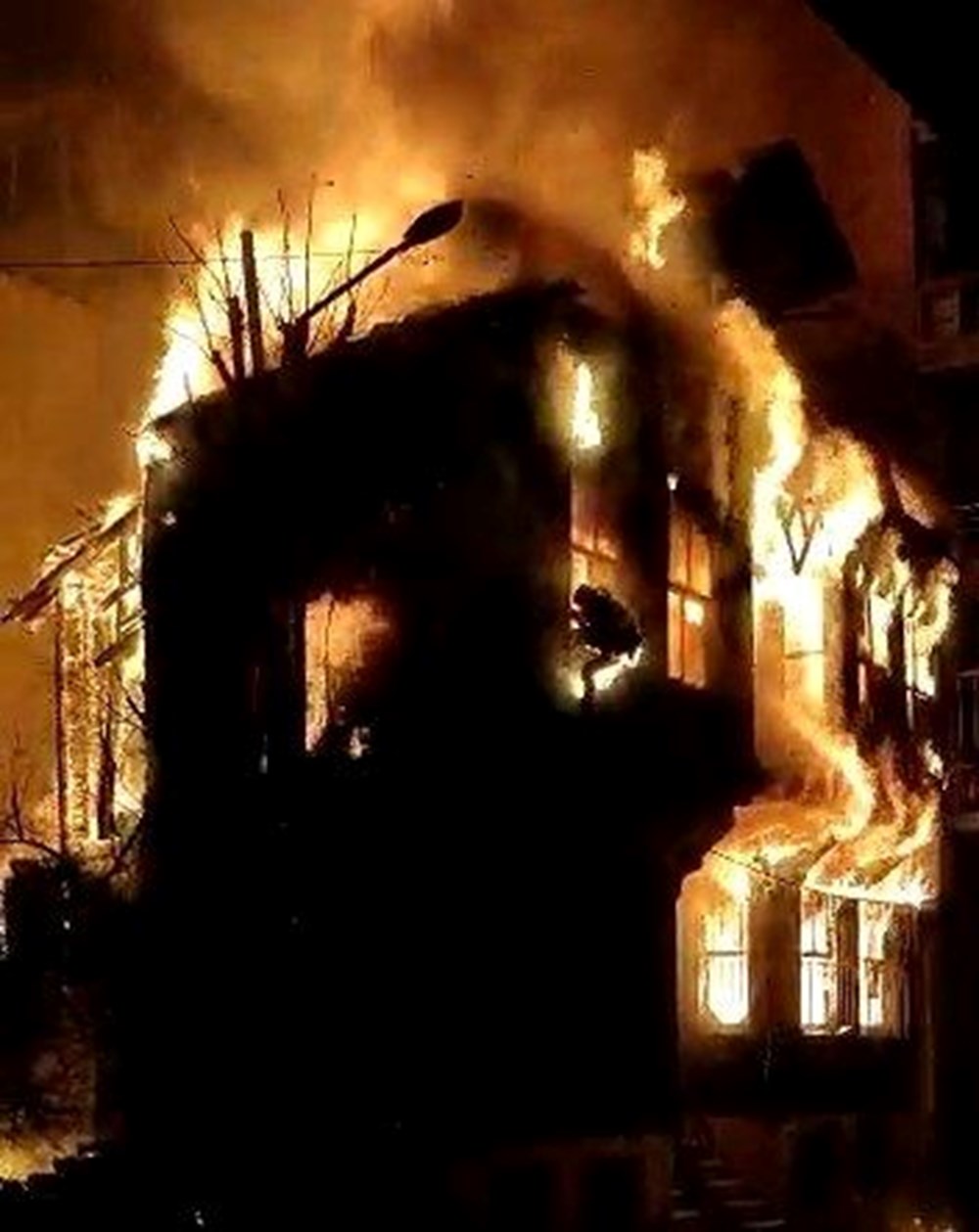 Alev alan binanın penceresinden atlayarak kurtuldular - 4