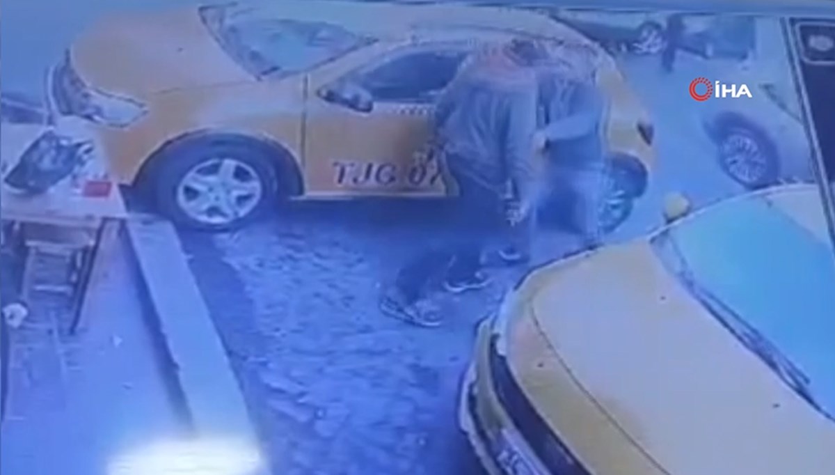 Cihangir’de korku dolu anlar: Bıçakla üzerlerine yürüdü Cihangir’de korku dolu anlar: Bıçakla üzerlerine yürüdü