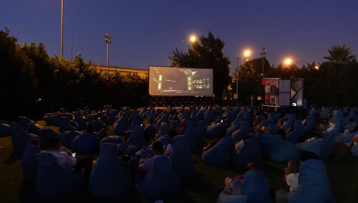 İzmir'de açık havada sinema keyfi