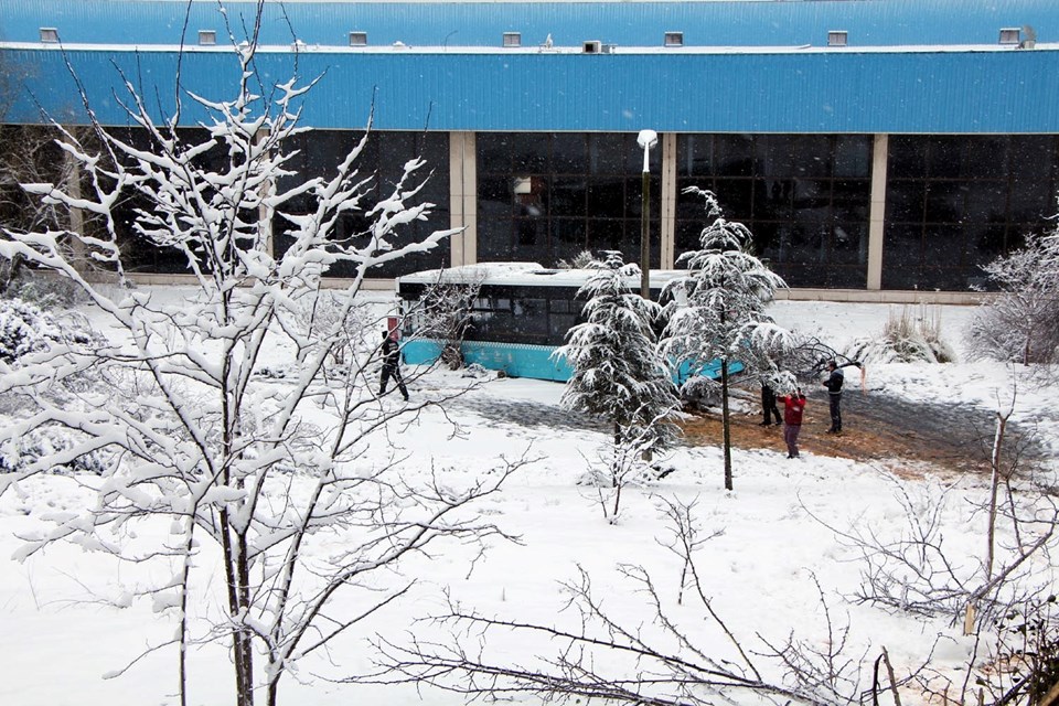 Ümraniye'de özel halk otobüsü, fabrikanın bahçesine girdi - 2