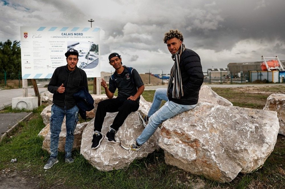 Fransa'nın Calais kentinde göçmenler kamp kurmasın diye merkezi noktalara kaya döşendi - 6