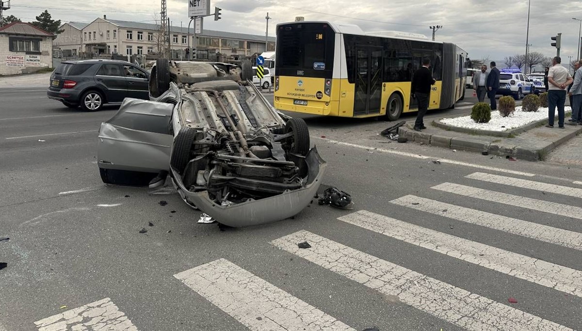 Otobüs ile otomobil çarpıştı