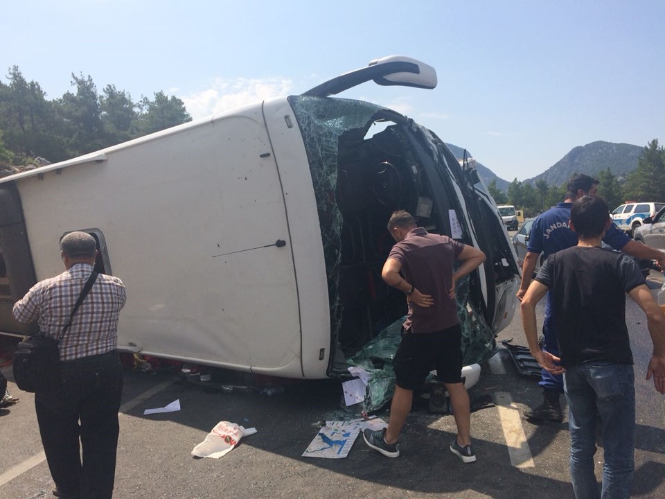 Çinli turistleri taşıyan otobüs kaza yaptı: 2 ölü - 1