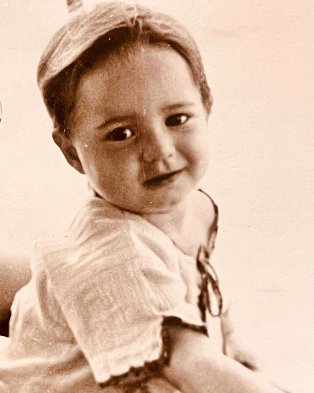 Dilan Çiçek Deniz geçmişe götürdü (Ünlülerin çocukluk ve gençlik halleri) - 99