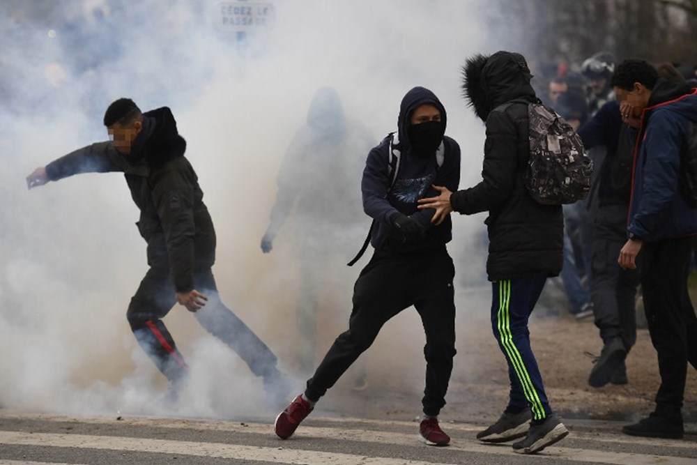 Paris'te lise öğrencileri polis şiddetine karşı sokakta! - 1